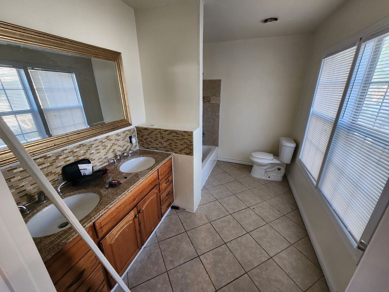 1107 East 4th Street - Photo 3 of 5