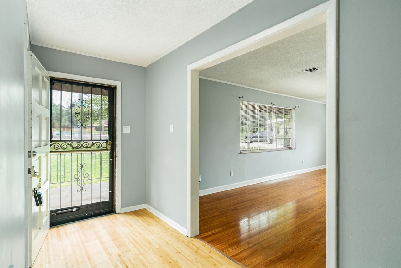 305 Montvue Rd - Photo 3 of 20