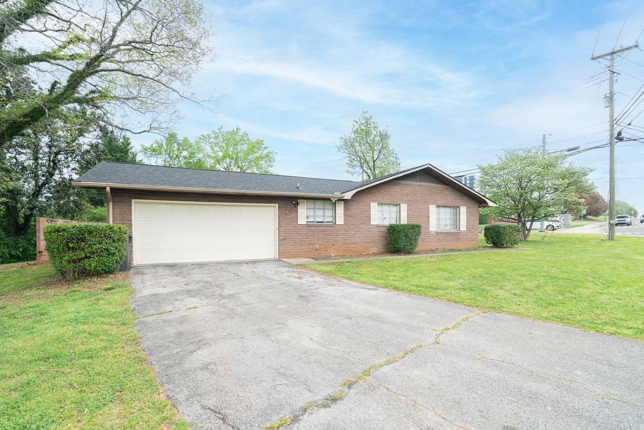 305 Montvue Rd - Photo 2 of 20