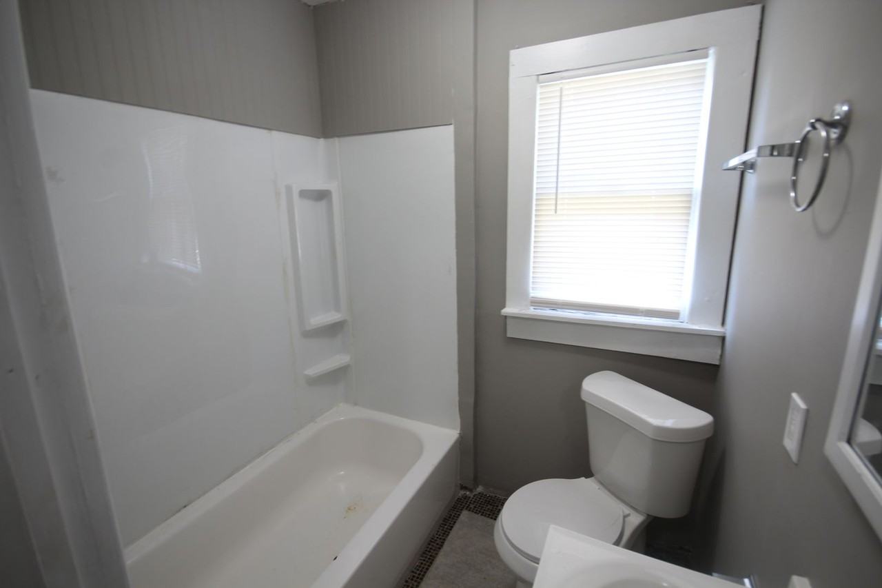 304 James St - Photo 7 of 10
