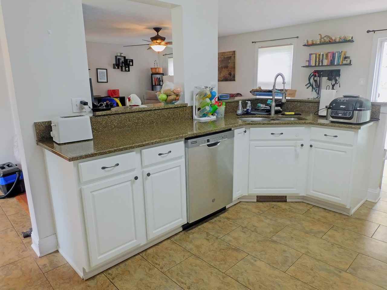 18480 Matthews Dr - Photo 3 of 22