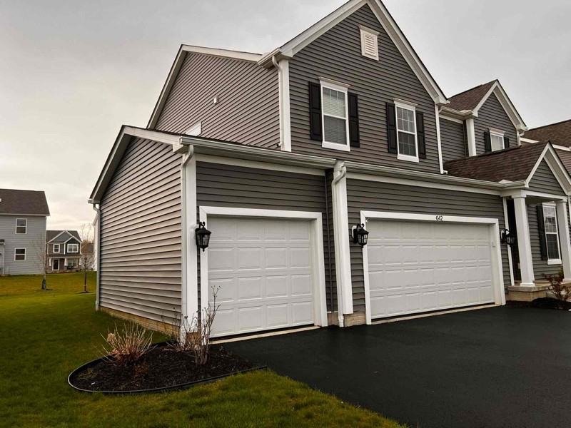 642 Holbrook Dr - Photo 3 of 26