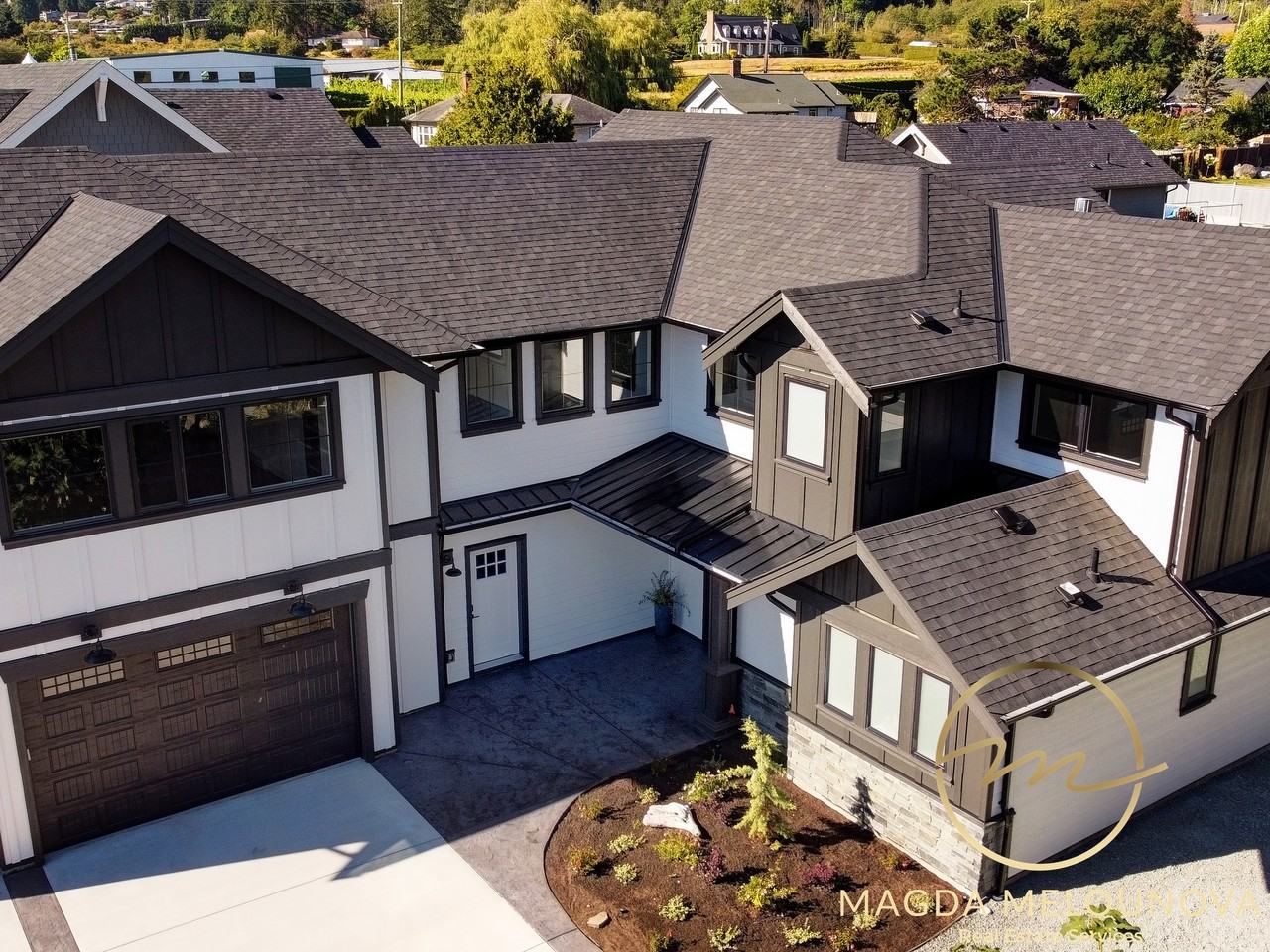 9166 East Saanich Road #201 - Photo 2 of 12