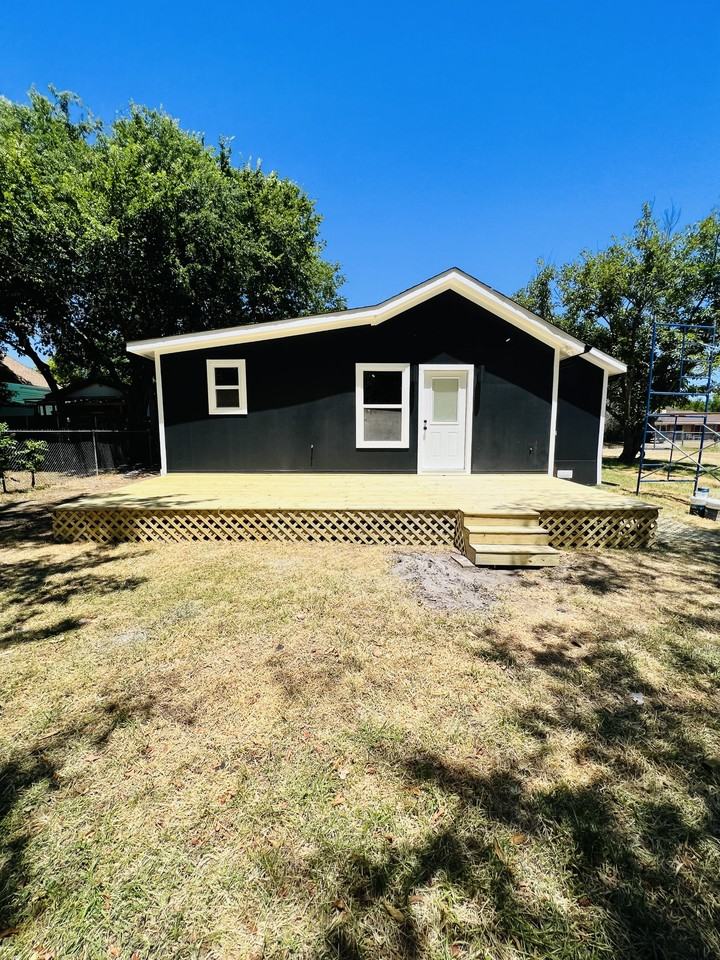 2705 W Sycamore Ave #NA - Photo 3 of 22