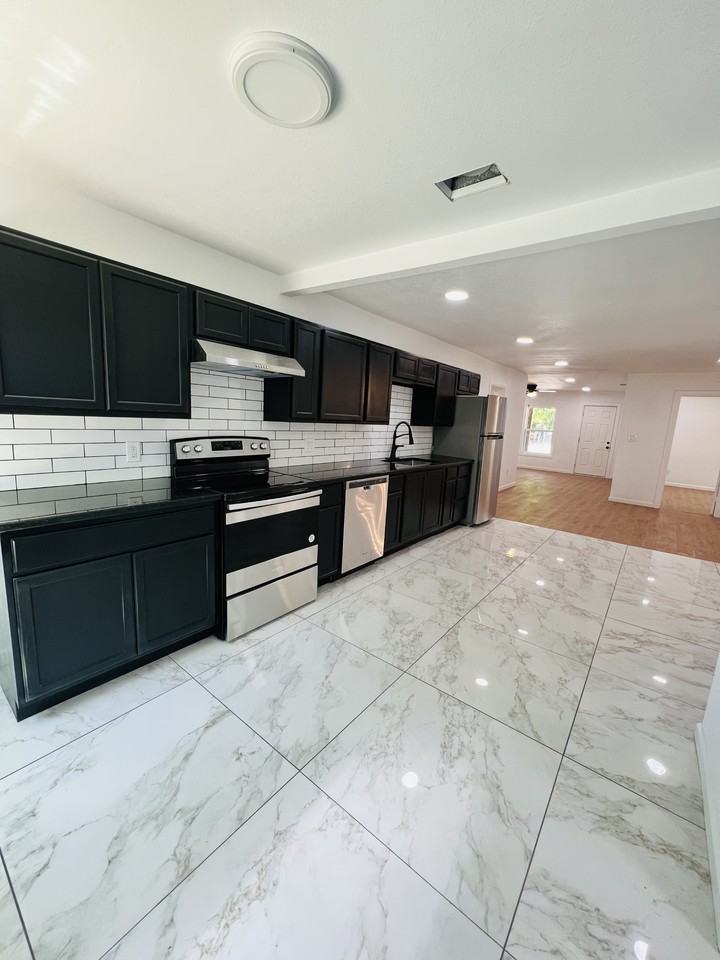 2705 W Sycamore Ave #NA - Photo 4 of 22