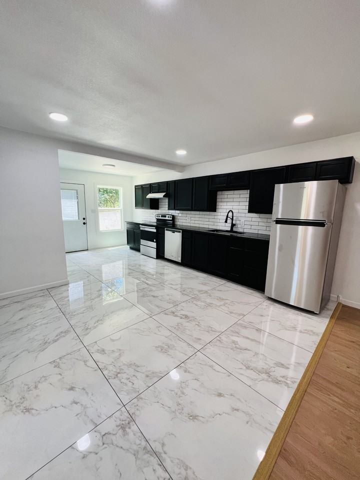 2705 W Sycamore Ave #NA - Photo 5 of 22