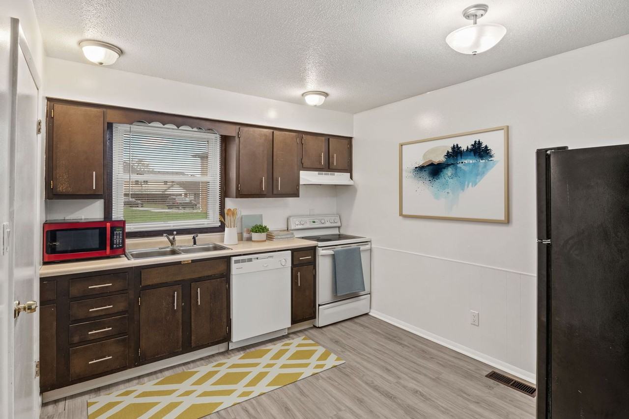 Hollyglen Apartments - Photo 7 of 29
