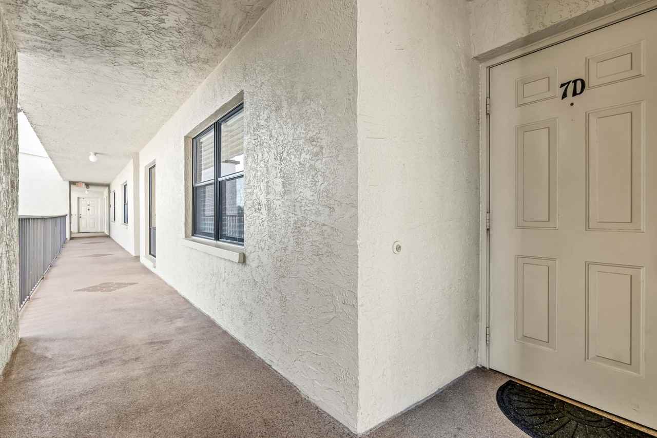 3200 Cove Cay Dr - Photo 3 of 34