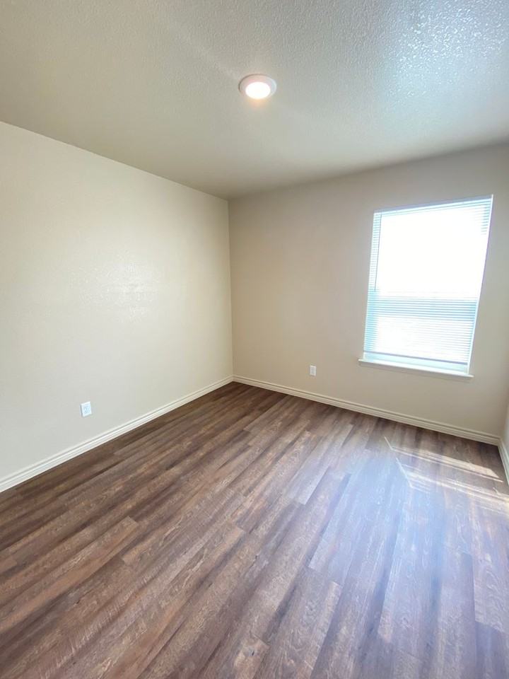 1915 Castroville Trl - Photo 6 of 17