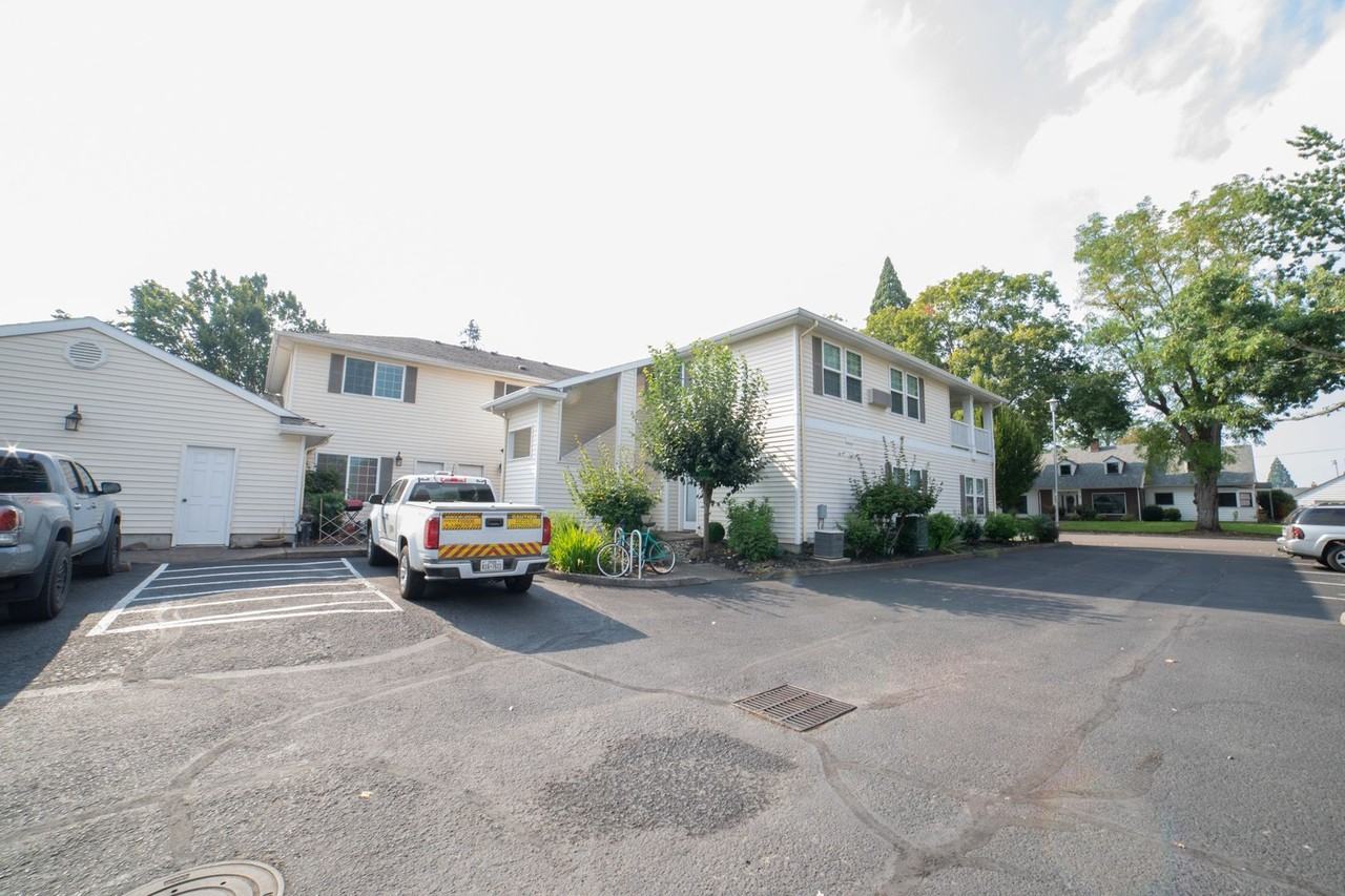 380 N Douglas St - Photo 2 of 23