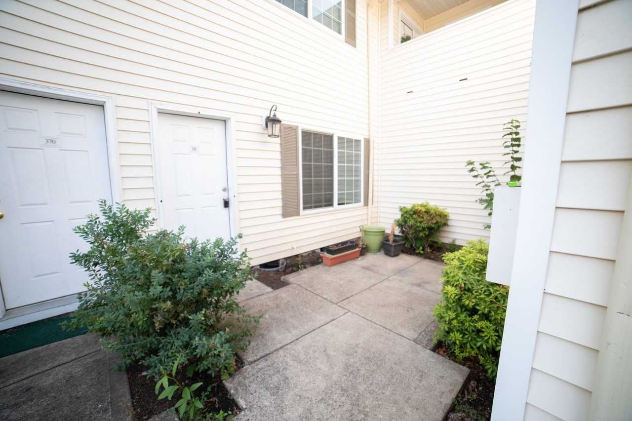 380 N Douglas St - Photo 3 of 23