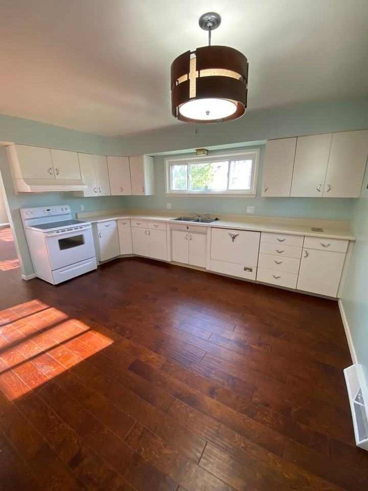 2701 Leroy Ave - Photo 3 of 9