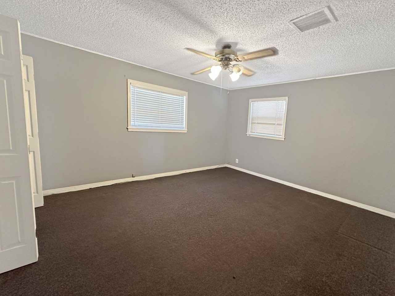 514 W Avenue J - Photo 5 of 8