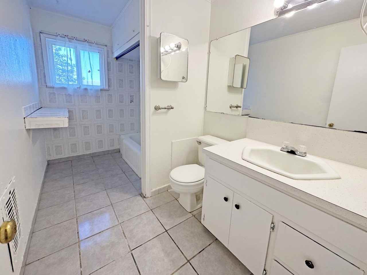 514 W Avenue J - Photo 6 of 8