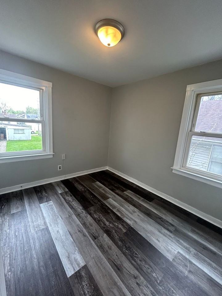 1305 Spring St - Photo 3 of 8