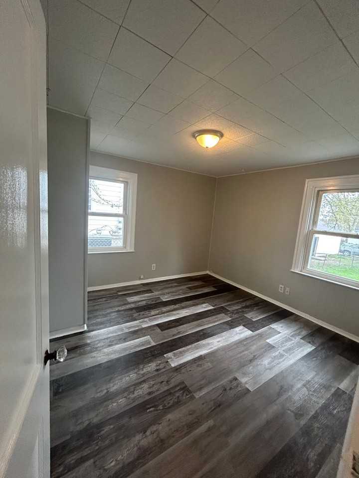 1305 Spring St - Photo 4 of 8