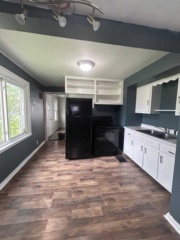 1305 Spring St - Photo 5 of 8