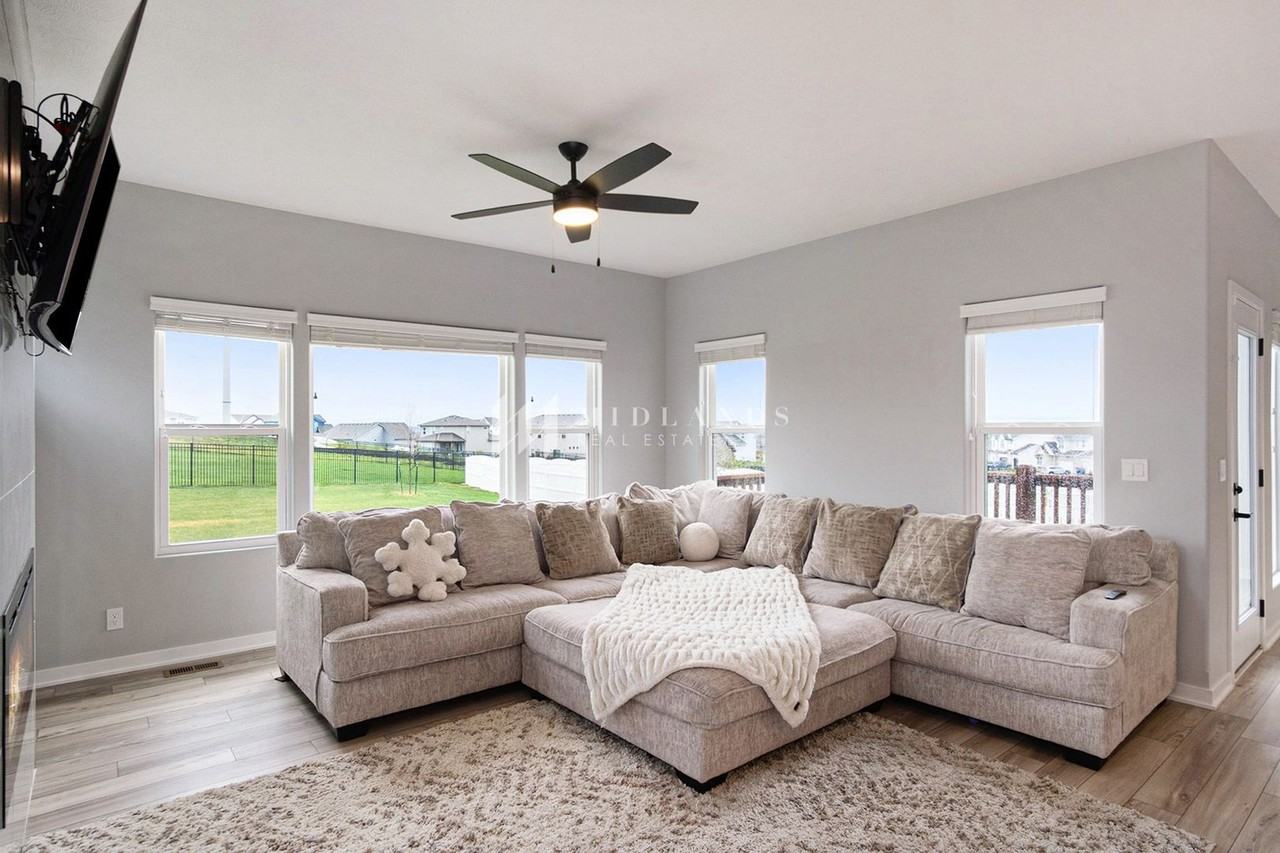 11230 Cove Hollow Dr - Photo 2 of 15