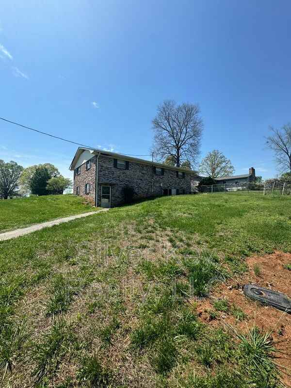 103 Athens Pike - Photo 2 of 27