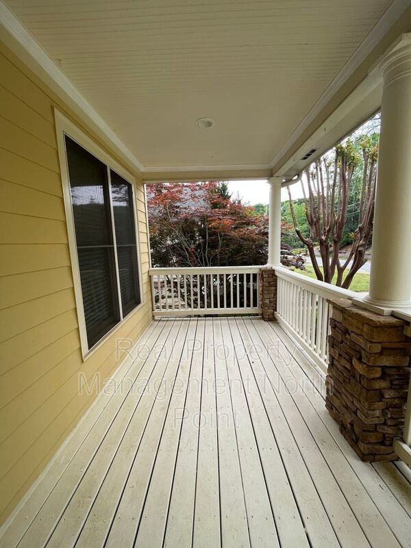 1357 Eubanks Ave - Photo 4 of 38