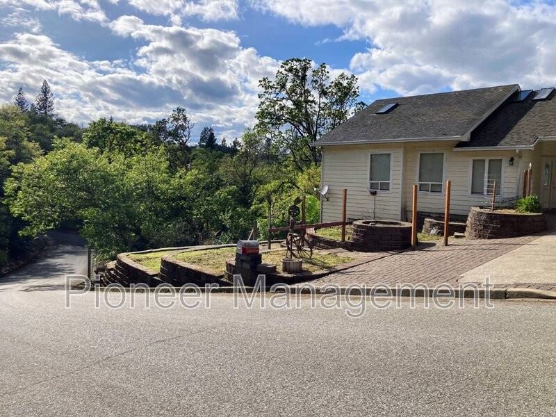 1315 Se Laurel Ct - Photo 3 of 50