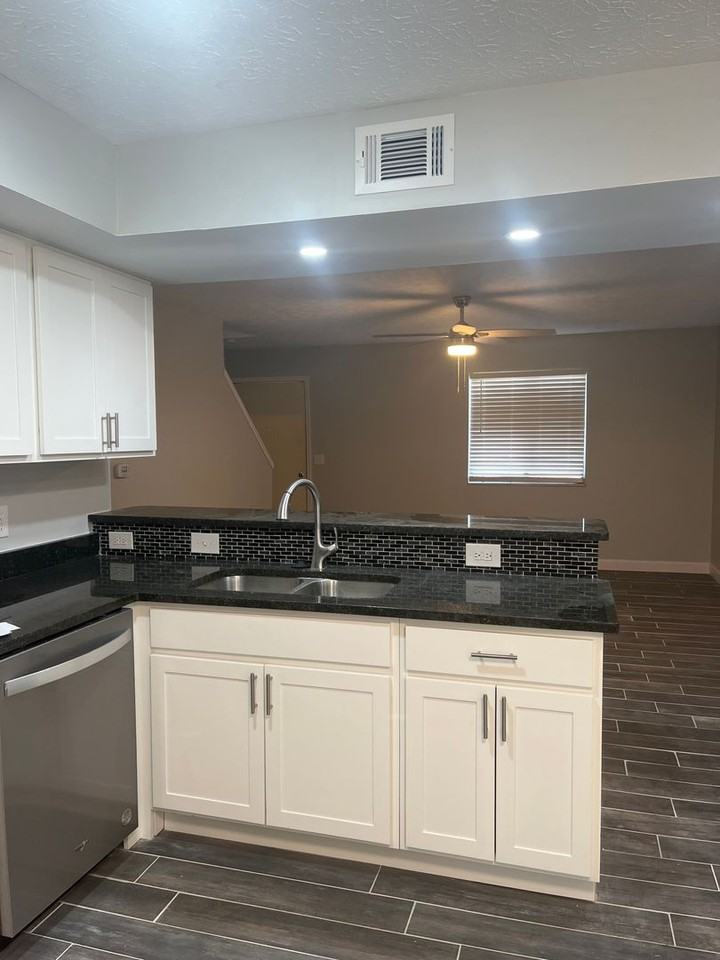 3216 Summerhill Ln - Photo 3 of 19