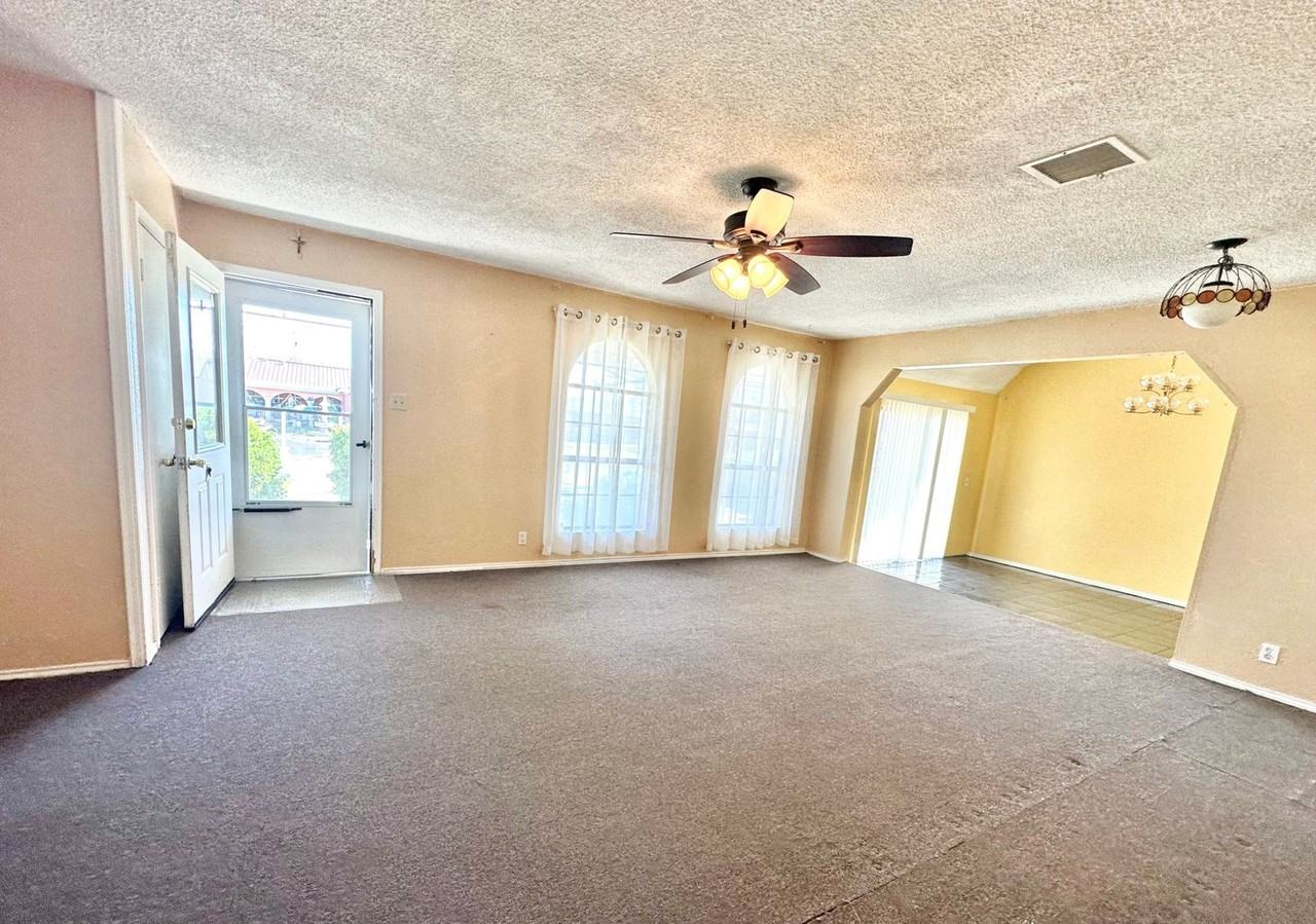 514 W Avenue J - Photo 2 of 8