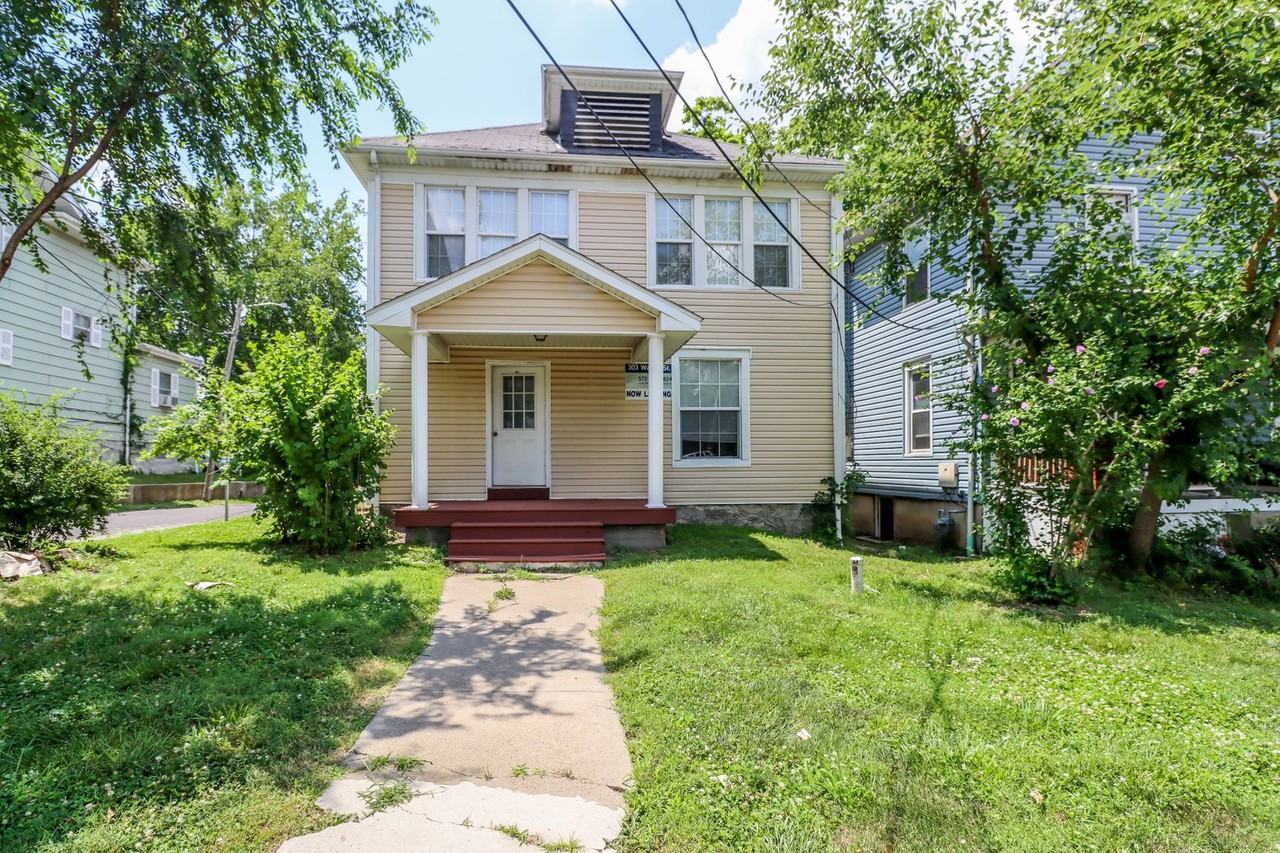 303 Waugh St - Photo 3 of 15