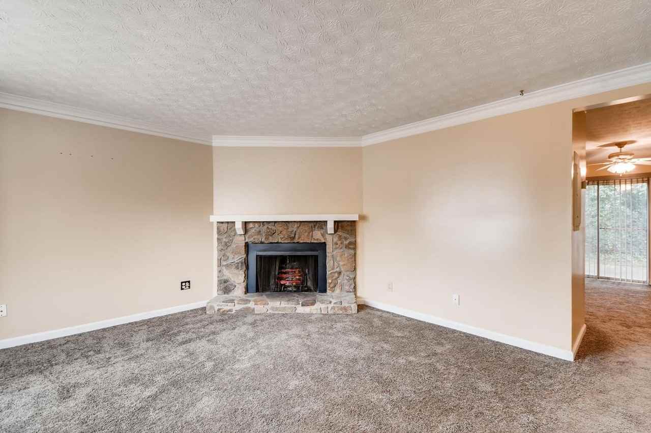 1064 Huntington Trace Dr - Photo 2 of 35