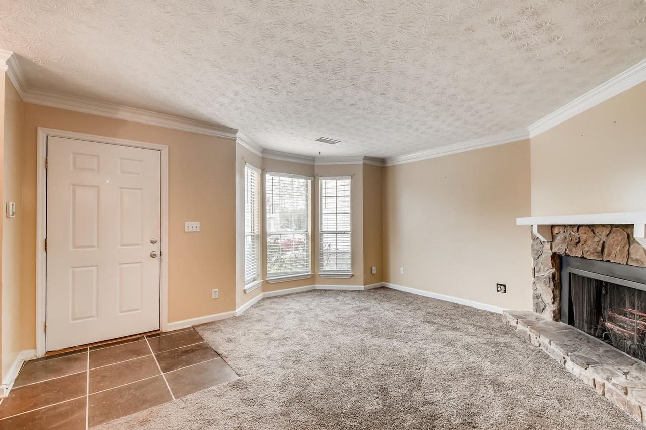 1064 Huntington Trace Dr - Photo 3 of 35