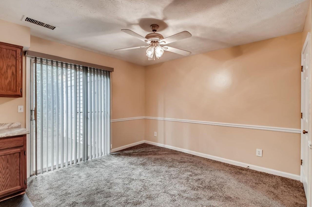1064 Huntington Trace Dr - Photo 4 of 35
