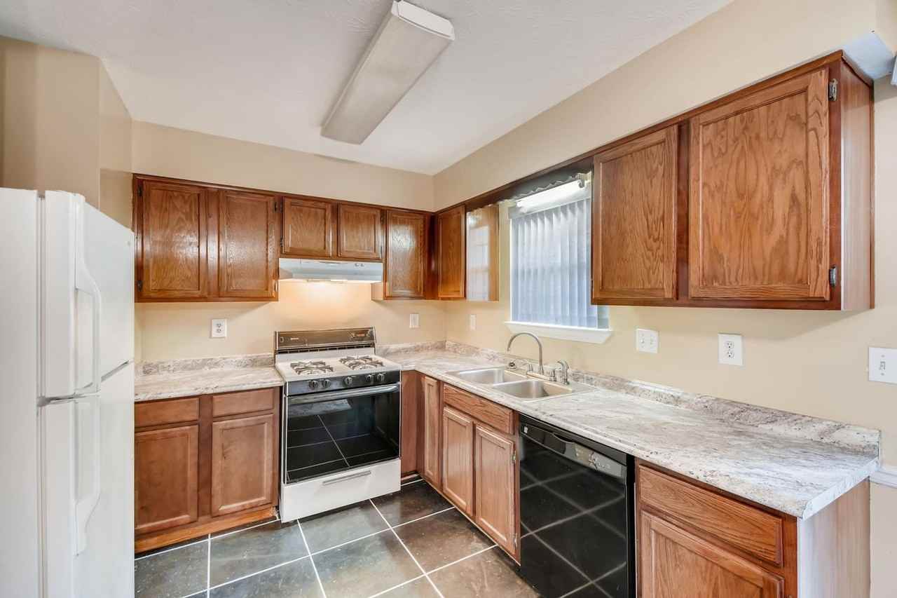 1064 Huntington Trace Dr - Photo 5 of 35