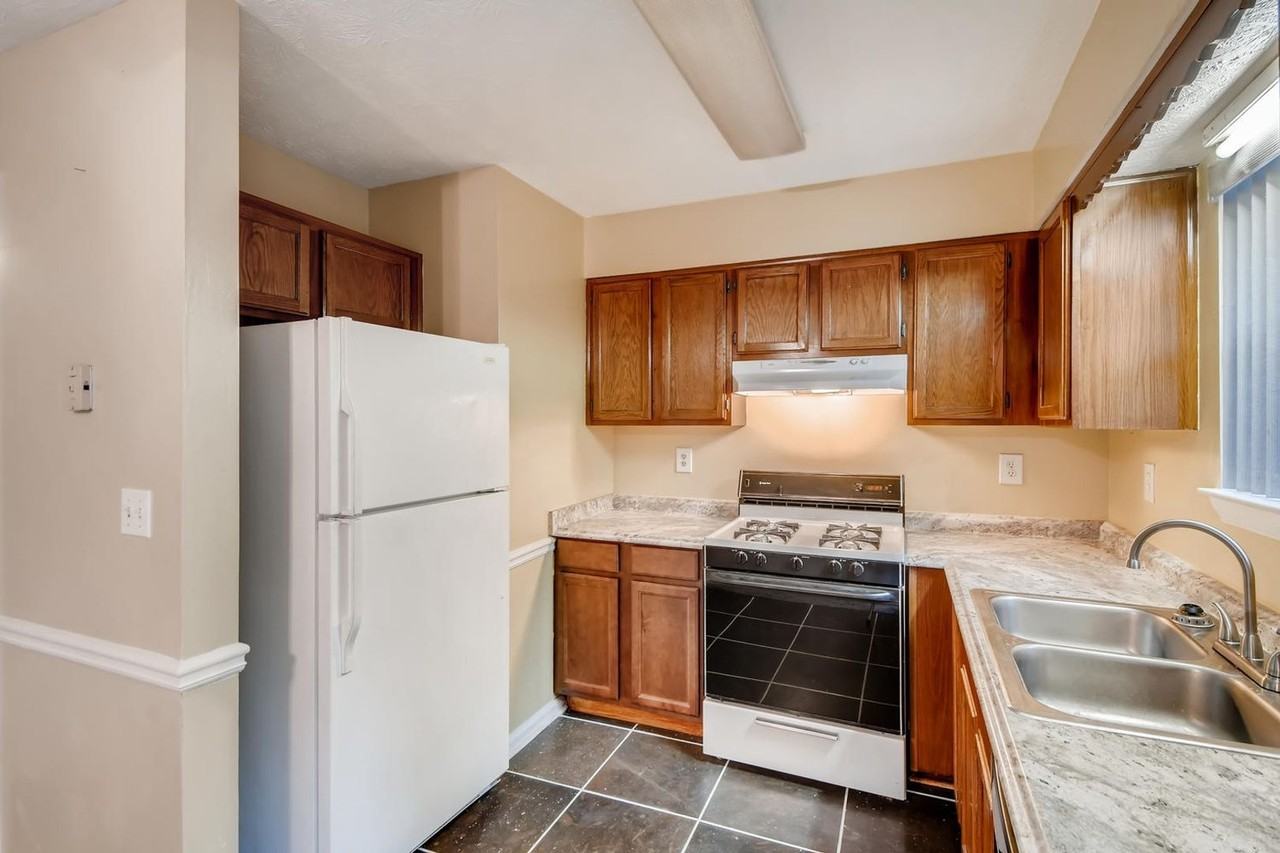 1064 Huntington Trace Dr - Photo 6 of 35