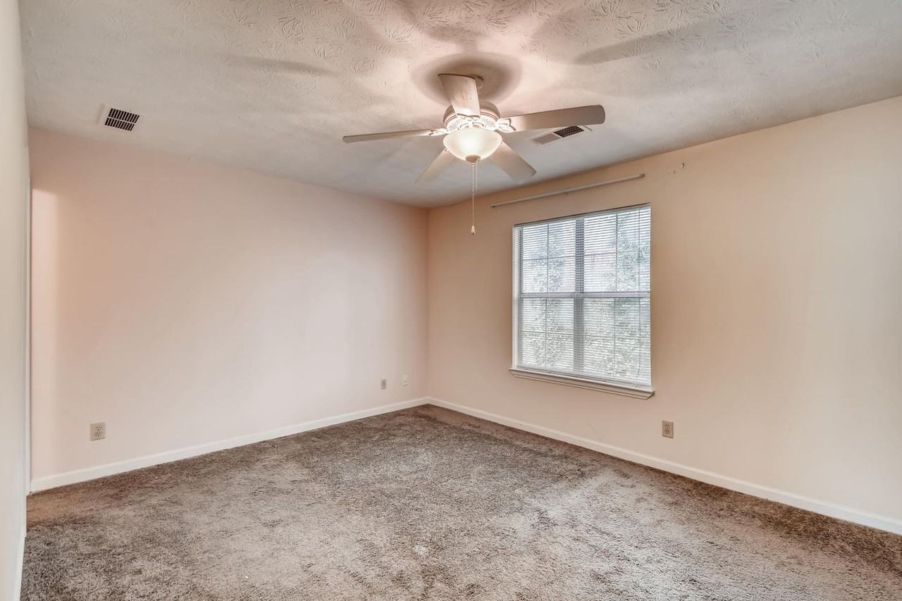 1064 Huntington Trace Dr - Photo 7 of 35