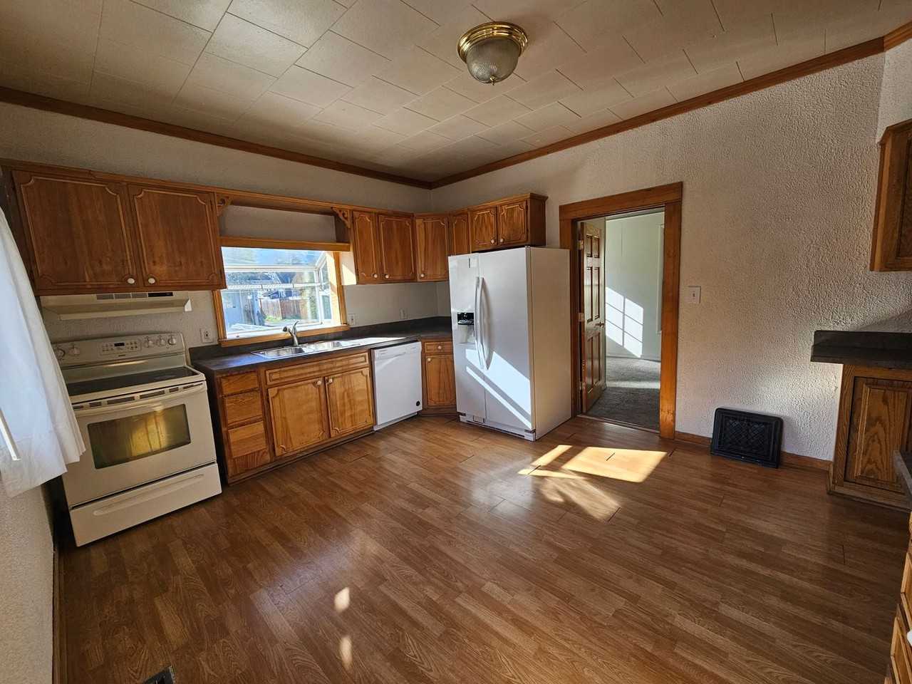 628 Edith St - Photo 6 of 13