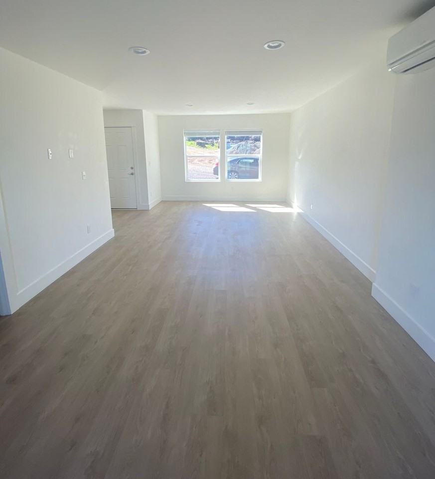 2305 E 9th St - Photo 5 of 18