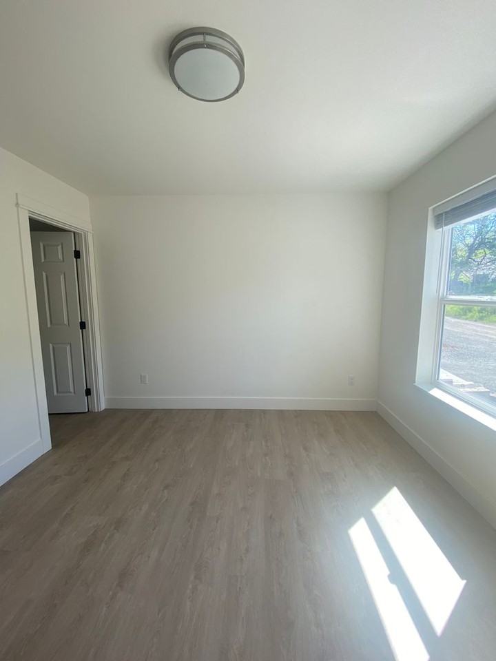 2305 E 9th St - Photo 7 of 18