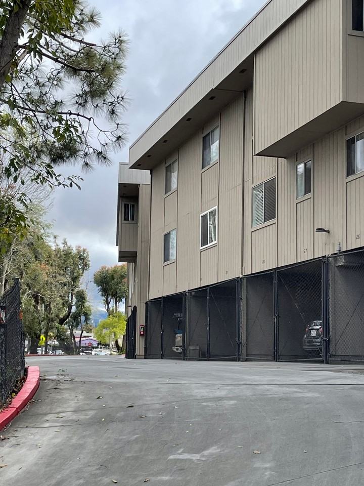 907 Acosta Plaza - Photo 2 of 4