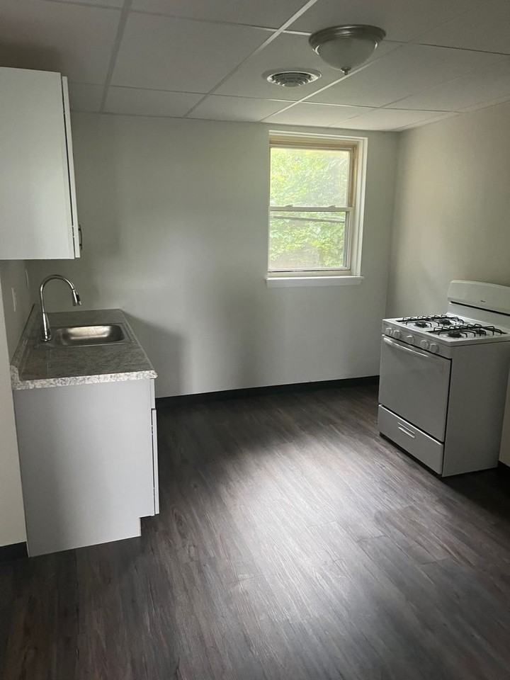 2017-2031 DE RUAD ST - Photo 2 of 13