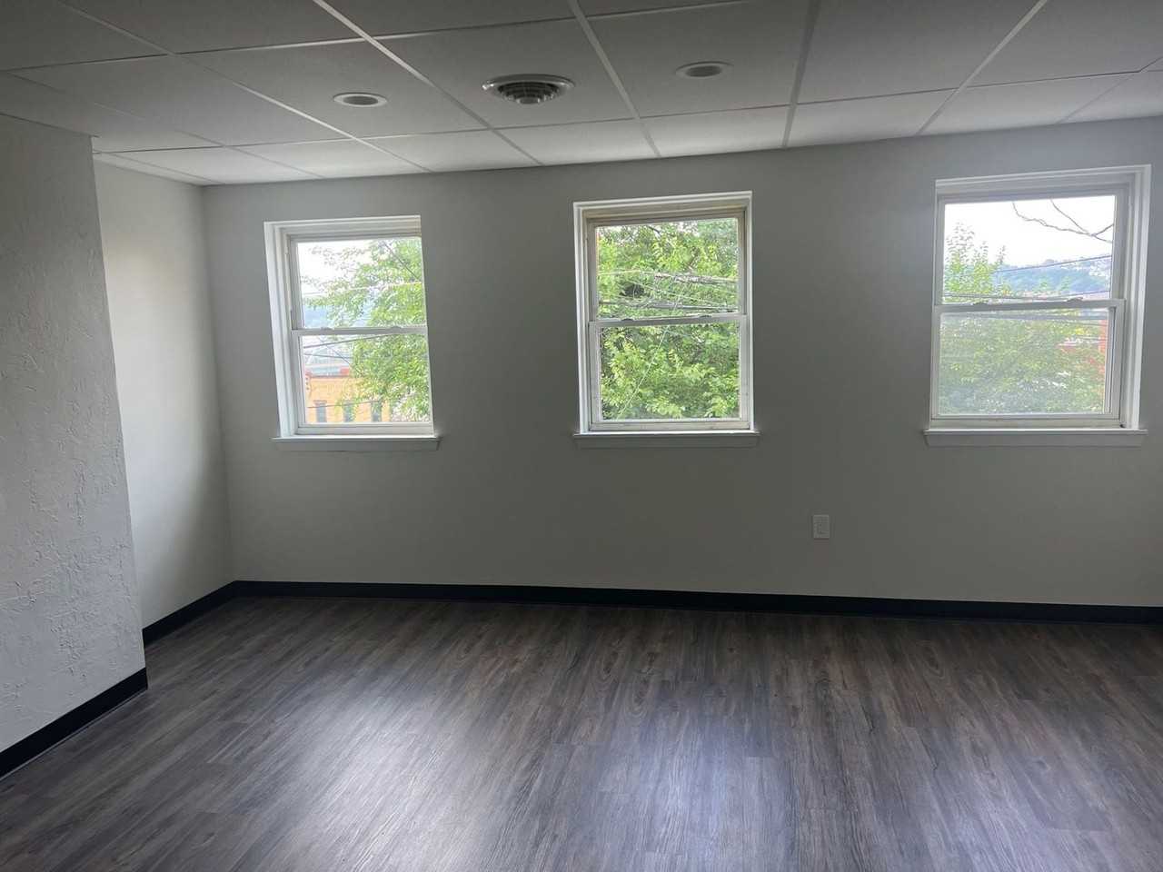 2017-2031 DE RUAD ST - Photo 3 of 13