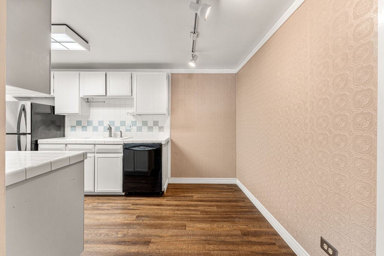 701 N Pearl St #103 - Photo 3 of 20