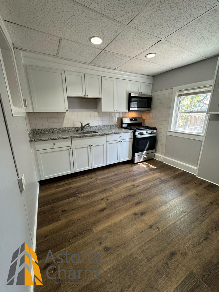 1615 Cole St - Photo 4 of 23