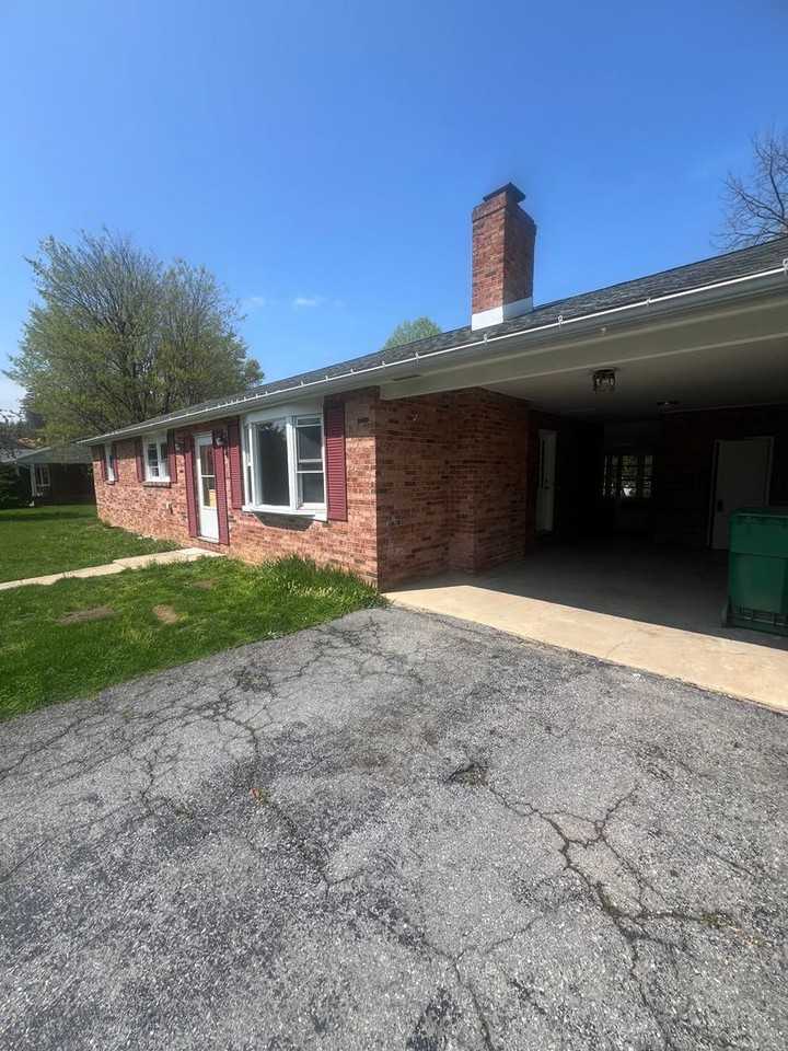 209 Avon Dr - Photo 3 of 30