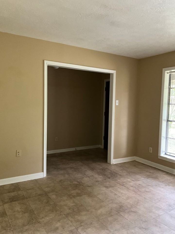 323 Mcreynolds Cir - Photo 2 of 26