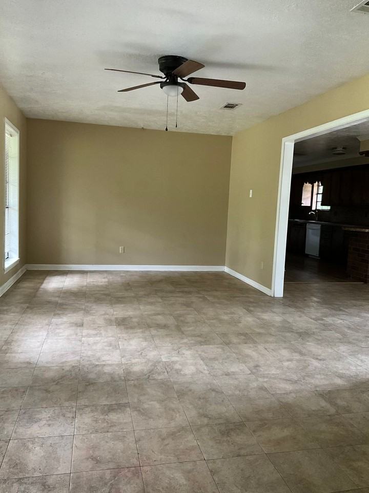 323 Mcreynolds Cir - Photo 3 of 26