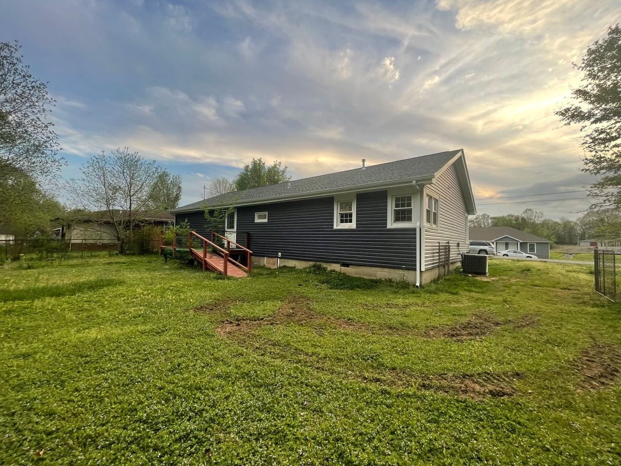 108 Rayburn Dr - Photo 5 of 13