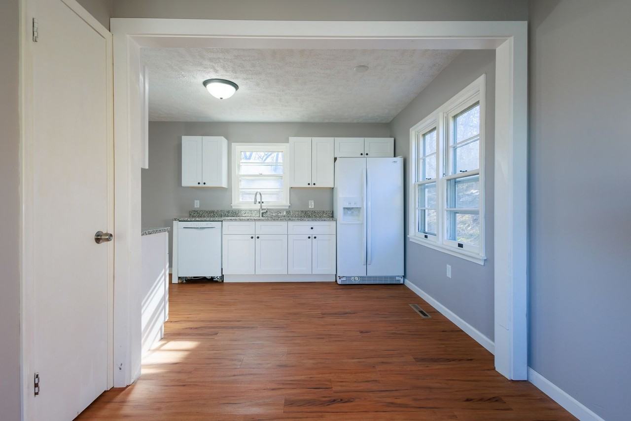 433 Midland Dr - Photo 4 of 19