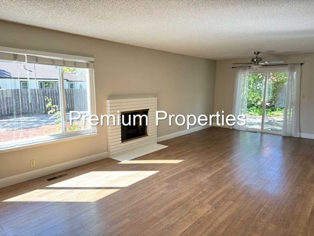 1537 Boulevard Way - Photo 3 of 24