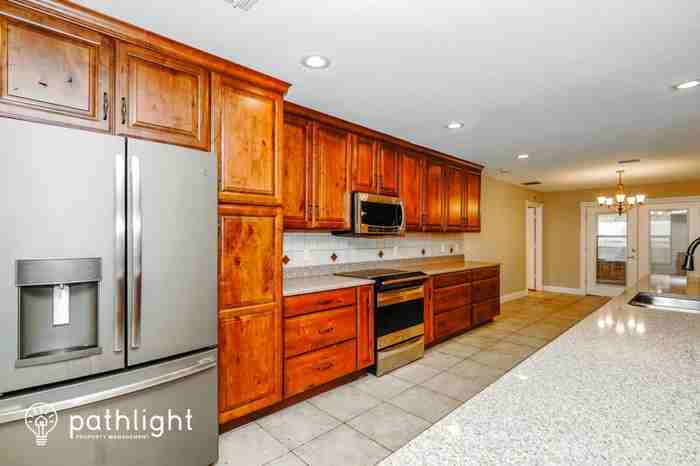 1111 Roberts St - Photo 2 of 18