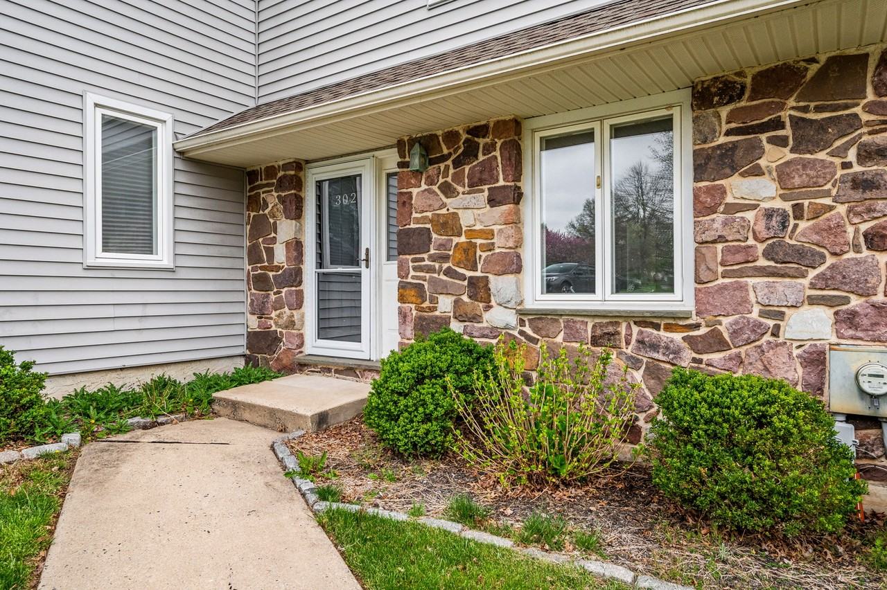302 Pinebrooke Cir #302 - Photo 2 of 20